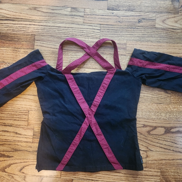 Kitchen Orange Black and Burgundy Off-Shoulder Top - Picture 4 of 4